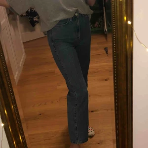  - Säljer ett par snygga weekday jeans i modellen row och färgen sky blue då de inte riktigt kommer till användning!! Sitter som en smäck!! Nypris: 500kr. Möts gärna upp, annars står köparen för frakten. 