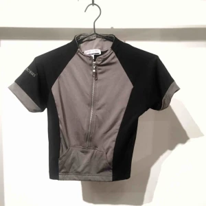  - Crop top med dragkedja, behöver lagas lite.  +42 för frakt