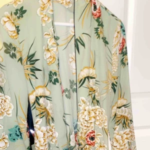 Kimono från booho  - En lång kimono från booho. Passar perfekt till sommaren. 