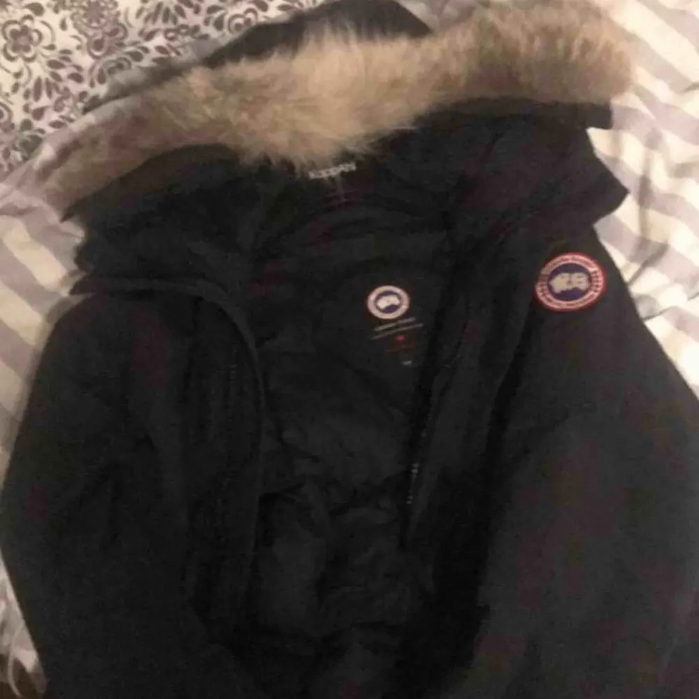 Säljer en canada goose parka jacka, för herr, väl skött och inga defekter. Nästan som ny! En pälskrage och ganska många fickor. Den är svart! Storlek M  Nypris 9000-10.000kr.  Mitt pris: 4000kr, pris kan diskuteras.☺️. Jackor.