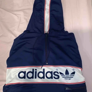  - Superskön retro adidas sweatshirt med ficka framtill och även en luva