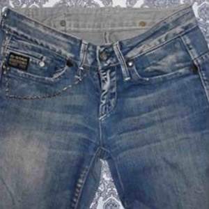 G-STAR RAW strl 24/32 (passar 24-liten 27). Passformen är perfekt, slitstarka jeans utan skavanker. 