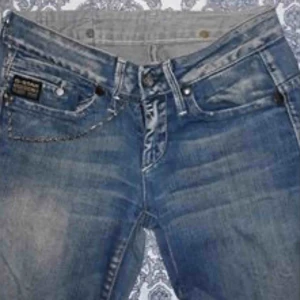  - G-STAR RAW strl 24/32 (passar 24-liten 27). Passformen är perfekt, slitstarka jeans utan skavanker. 
