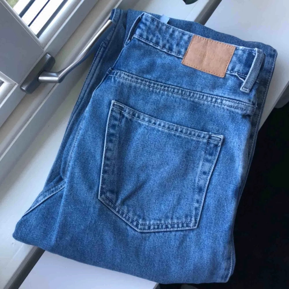 ljusblåa jeans från WEEKDAY i modellen row! 💘 storleken är 27W 30L och sitter jättebra på ☺️ använd ett fåtal gånger men är i bra skick. frakt tillkommer!. Jeans & Byxor.