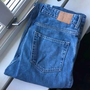 ljusblåa jeans från WEEKDAY i modellen row! 💘 storleken är 27W 30L och sitter jättebra på ☺️ använd ett fåtal gånger men är i bra skick. frakt tillkommer!