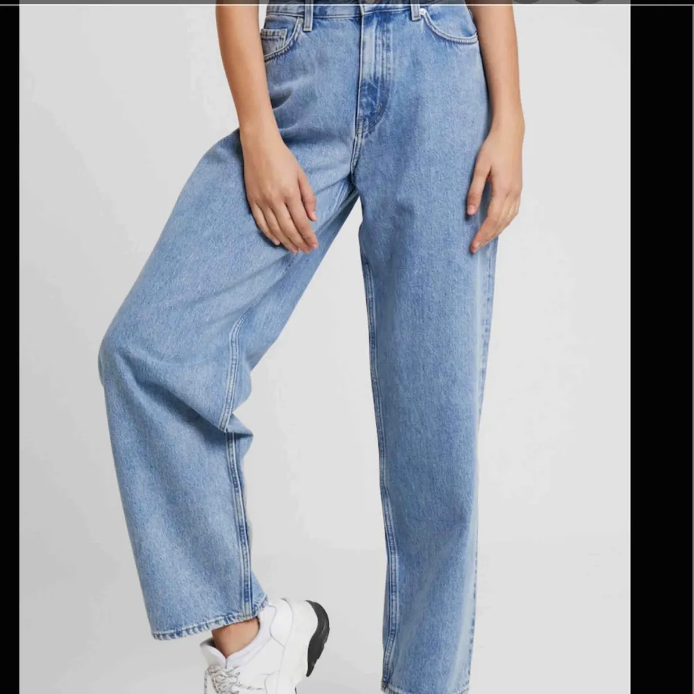 Säljer mina Weekday jeans då dom inte kommer till användning, använda fåtal gånger så dom är i fint skick! Köpare står för frakt😊. Jeans & Byxor.