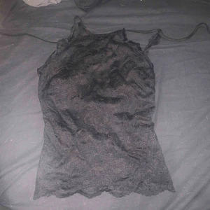  - Otroligt fin tröja från H&M. Använd fåtal gånger så otroligt fint skick. Sitter tight och har snörning bak.  50kr ink. Frakt