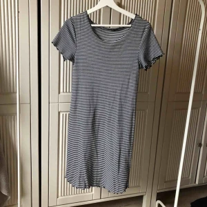  - Skön klänning som är sparsamt använd! 