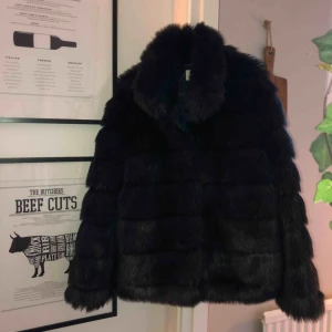  - Svart faux fur från Nelly. Använd fåtal gånger 