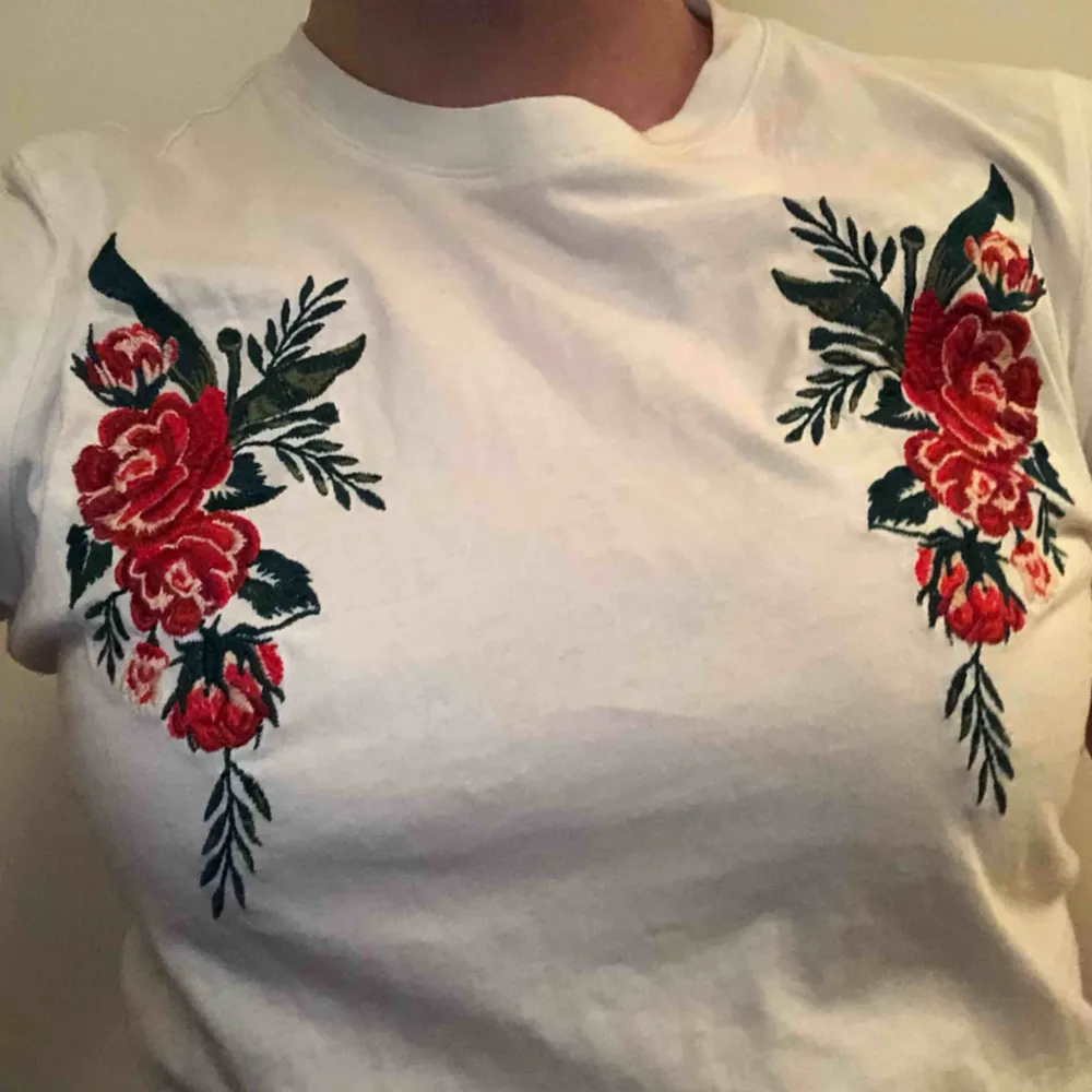 t-shirt från pieces med fina broderade blommor på bröstet 🥀🐚. T-shirts.