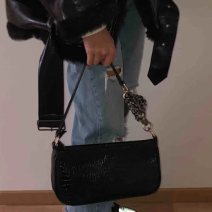  - Jättesnygg och trendig väska från topshop som tyvärr inte kommit till så mycket användning, som ny!