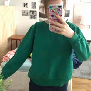  - Grön collagetröja, men klargrön i verkligheten. köparen står för frakten