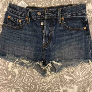  - Säljer mina Levis shorts i storlek 25 då dom är för små för mig. Använda fåtal gånger (nyskick) 
