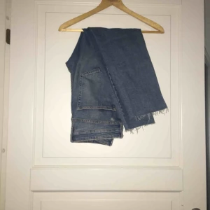  - Jeans från H&M aldrig använda eftersom de är för stora. Köparen står för frakt💛