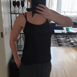 Svart linne - Ett svart snyggt lite lösare linne som även är lite genomskinligt. Frakt tillkommer