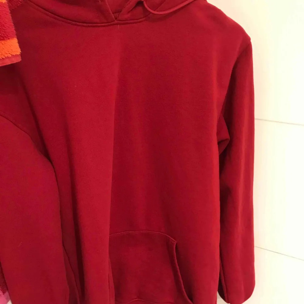 jätte snygg vinröd hoodie köpt på carlings, nypris 599kr. säljer för 300kr , pris kan diskuteras. Oversized i en storlek medium och är jätte varm och mysig 🥰. Hoodies.