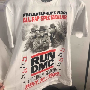  - RUN DMC tisha i storlek S herr  Skitsnygg att använda som oversized tisha till jeans