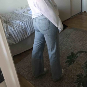  - Jeans från Monki i storlek 28, modellen är Yoko. Jättefina och bara använda ett fåtal gånger. Säljer pga att jag har för många jeans :) Nypris 400