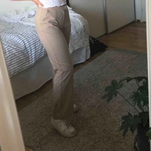  - Beiga kostymbyxor från Nakd. Bara använda ett fåtal gånger! Jätteskönt material och de har en ljus-beige färg :) 