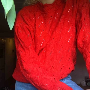  - Röd virkad tröja från okänt märke som använts max 5 gånger. Betalning via Swish innan paketet skickas. Frakt ingår i priset❤️