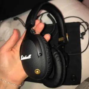 Marshall hörlurar för både bluetooth och sladd,kill och tjej, nypris 2599kr säljer billigt och funkar hur bra som helst inte använda mkt alls