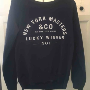  - Använt endast ett fåtal gånger. Tröja i storlek M, marinblå med vit text