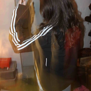  - adidas zip-up windbreaker☠️ strlk M (snyggt oversized) - cond 9/10 vintage - köpare står för frakt ✨ instagram @mvvlmo