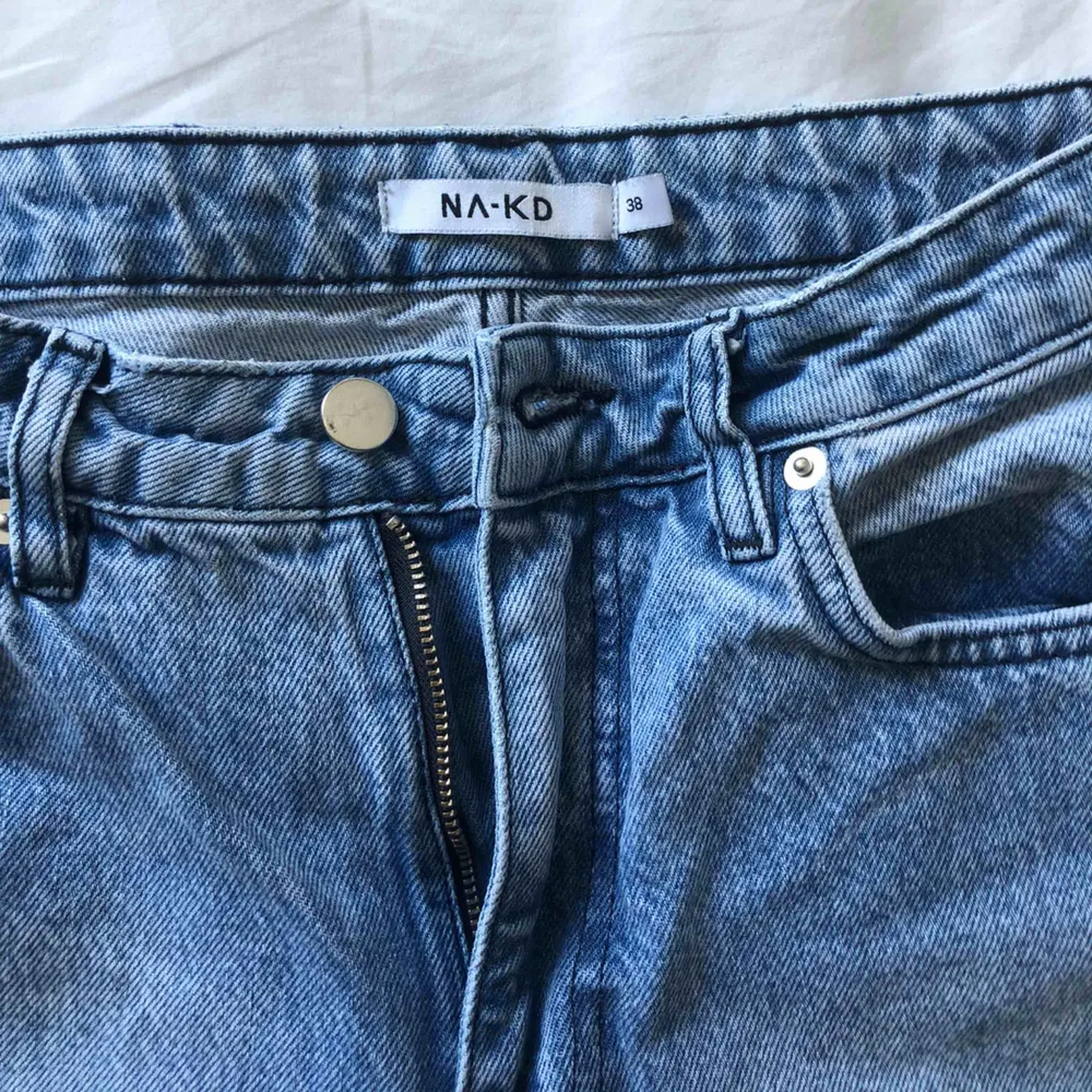 Blåa mom-jeans från nakd med en ljusare blå jeansdetalj på sidorna av benen. Väldigt bra skick, strl 38/M, köparen står för frakt💞. Jeans & Byxor.