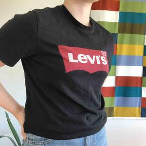 Svart Levi’s t-shirt. Köpt för något år sedan och sparsamt använd.