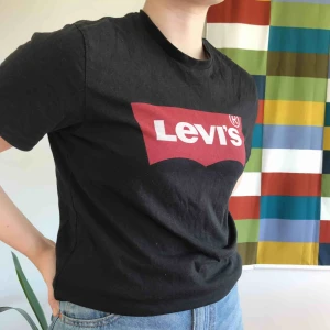  - Svart Levi’s t-shirt. Köpt för något år sedan och sparsamt använd.