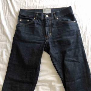 Mörkblåa jeans från Velour