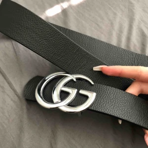  - Säljer mitt fakegucci-bälte som min hobbyblatte kille bad mig köpa i Spanien innan han gjorde slut o tog vår igelkott. Aldrig använd. Snälla köp den ger mig ptsd. Köparen står för frakten 