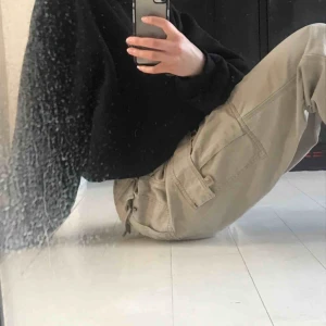  - Super snygga beiga cargo byxor, de är väldigt stora i midjan men med bälte så passar de skit snyggt för mig som vanligtvis har xs! Kan mötas i malmö annars står köparen för frakten☺️