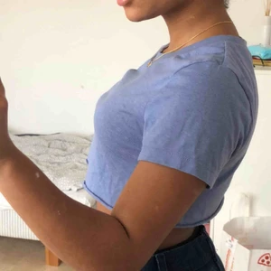 - Jättefin lilablå croppad t-shirt!  Får den däremot inte till användning:( Köparen står för frakt💞