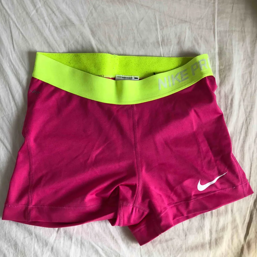 Super snygga Nike PRO shorts i storlek S. 150kr med frakt. Använda fåtal gånger och är i nästan nyskick. . Shorts.