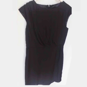  - Den lilla svarta 🖤 Svart cocktailklänning inköpt på Ellos. Smickrande figur som går in under bysten. 