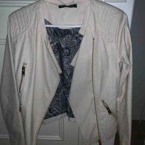  - Mycket fin skinnjacka i färgen ljusrosa/ljusbeige. Använd ganska mycket därav priset. Lite smutsig på armarna men inget som syns jätte tydligt