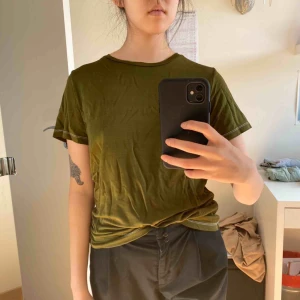  - T-shirt från Bik Bok som jag färgat själv. Fint material! Pris inklusive frakt 💚