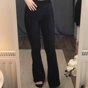  - Skit snygga + sköna utsvängda byxor! Använda 2-3 gånger 💞💞