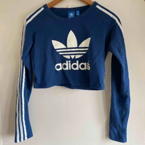  - Supersnygg adidas crop top tröja! Man kan både ha den att träna i samt om man ska vara lite extra snygg en kväll😉 sparsamt använd. Köparen står för frakt❤️