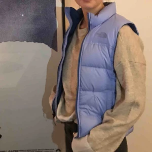  - Jag säljer min ljus lila The North Face väst! Barn modell med storleken 10/12 år men passar mig som har S❤️ Hör av er vid bättre bilder  Nypris: 799kr