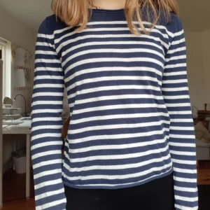 Blå-vitrandig tröja - Använd en hel del men fortfarande fint skick! Mötas upp i hbg, annars står köparen för frakten om du inte sammanlagt köper för mer än 250 kr!