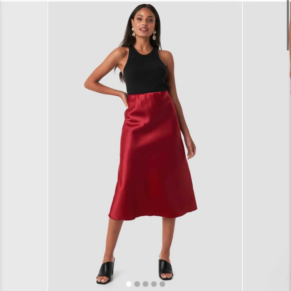 En super fin röd kjol från NA-KD i strl. Xs Tyvärr aldrig kommit till användning:(( Köpt förra sommaren för 299kr. Mycket rödare i verkligheten än dem visar på hemsidan. Betalning sker via  swish, kjolen fraktas och frakten ingår i priset!. Kjolar.