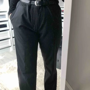 - snygga kostymbyxor med smala vita ränder, köpta på second hand⚡️ kan mötas i Falun eller fraktas mot kostnad☘️