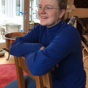  - Blå långärmad tröja från ginatricot, köpt för något år sedan och använd kanske 10 ggr. Den har tyvärr blivit ganska nopprig så därför säljer jag den för 40kr plus fraktkostnad