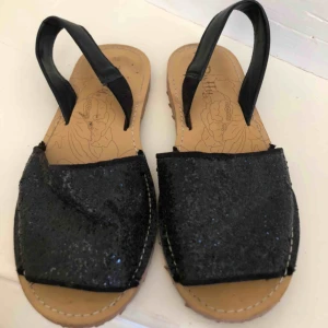  - Svartglittriga sandaler i använt men fint skick. Storlek 36 🌟  Fraktar mot betalning🌟