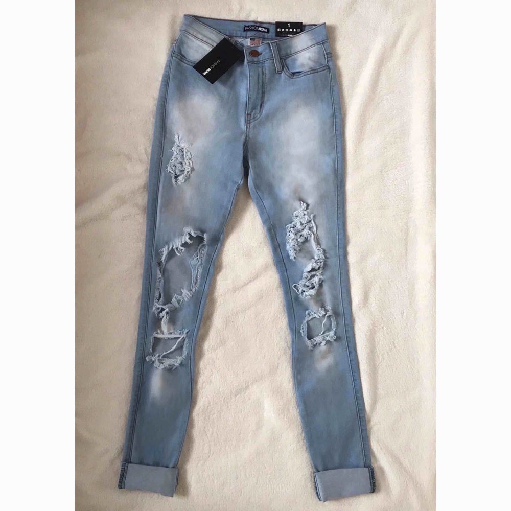 Väldigt snygga jeans från Fashion Nova i storlek 1! Helt nya! Köparen står för frakten men kan även mötas upp i Uppsala, Knivsta eller Sigtuna. Tveka inte att fråga mig om något! 😽. Jeans & Byxor.
