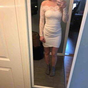  - Vit klänning i storlek xs. Oanvänd. 