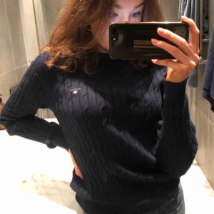 storlek M (passar folk med S) - Kabelstickad Gant tröja. Mycket bra skick, använd runt 4 gånger. Storlek M. Men folk med S kan lätt ha den. 