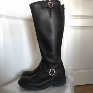 Bruna stövlar/boots från Johnny Bull - Äkta Johnny Bulls stövlar. Nypris ca 2000kr men säljer billigt då jag bytt ut båda dragkedjorna så de ska vara i bättre skick :)  